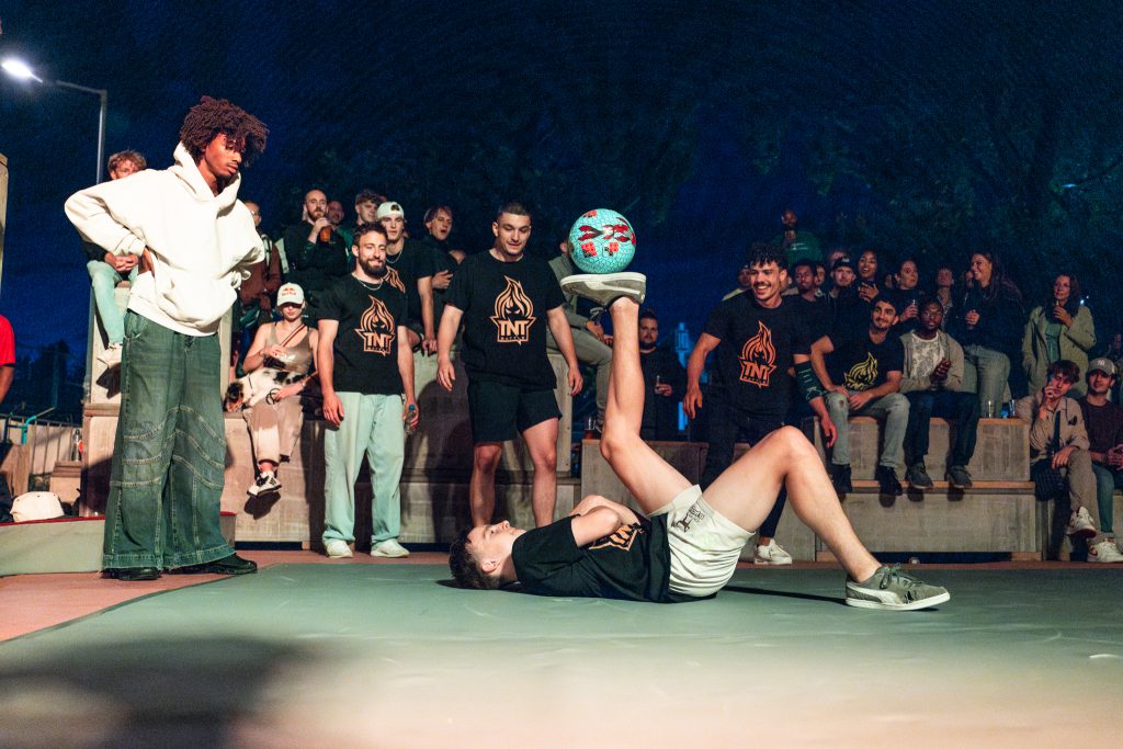 huldiging met urban entertainment en breakdance show op podium” “kampioenshuldiging met freestyle voetbal en publiek” “urban entertainment tijdens huldiging van sportteam” “feestelijke huldiging met breakdance en parkour show” “huldiging evenement met urban acts en publiek interactie” “bedrijfshuldiging met urban entertainment en live optreden”