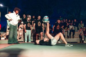 huldiging met urban entertainment en breakdance show op podium”
“kampioenshuldiging met freestyle voetbal en publiek”
“urban entertainment tijdens huldiging van sportteam”
“feestelijke huldiging met breakdance en parkour show”
“huldiging evenement met urban acts en publiek interactie”
“bedrijfshuldiging met urban entertainment en live optreden”