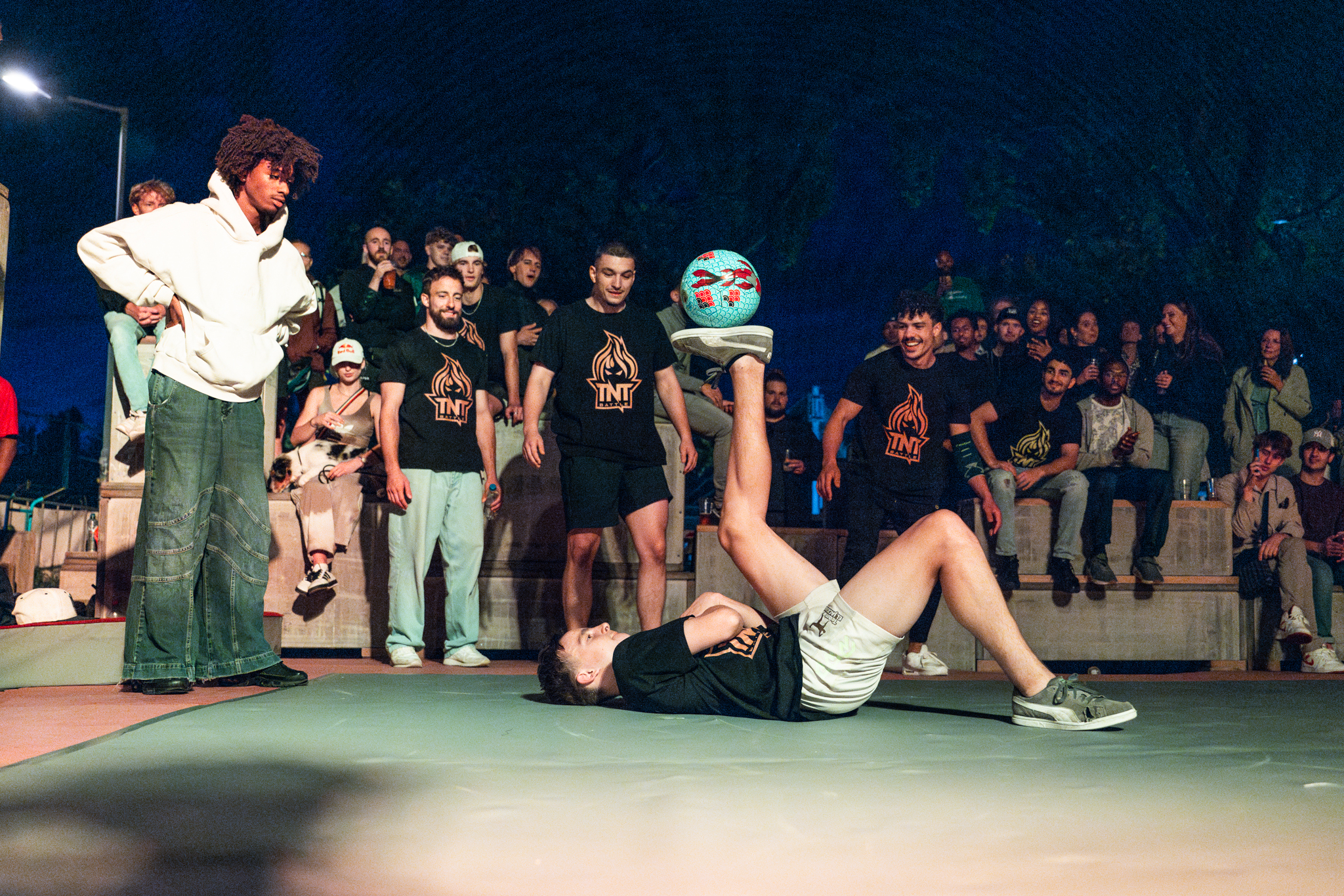 huldiging met urban entertainment en breakdance show op podium” “kampioenshuldiging met freestyle voetbal en publiek” “urban entertainment tijdens huldiging van sportteam” “feestelijke huldiging met breakdance en parkour show” “huldiging evenement met urban acts en publiek interactie” “bedrijfshuldiging met urban entertainment en live optreden”