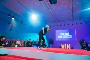 “openingsshow met breakdance en freestyle urban entertainment op evenement”
“event opening met BMX freerunning en urban performance show”
“spectaculaire openingsact met breakdance crew op podium”
“urban openingsshow voor bedrijfs- of evenement lancering”
“live openingsact met freestyle sport en dans performance”